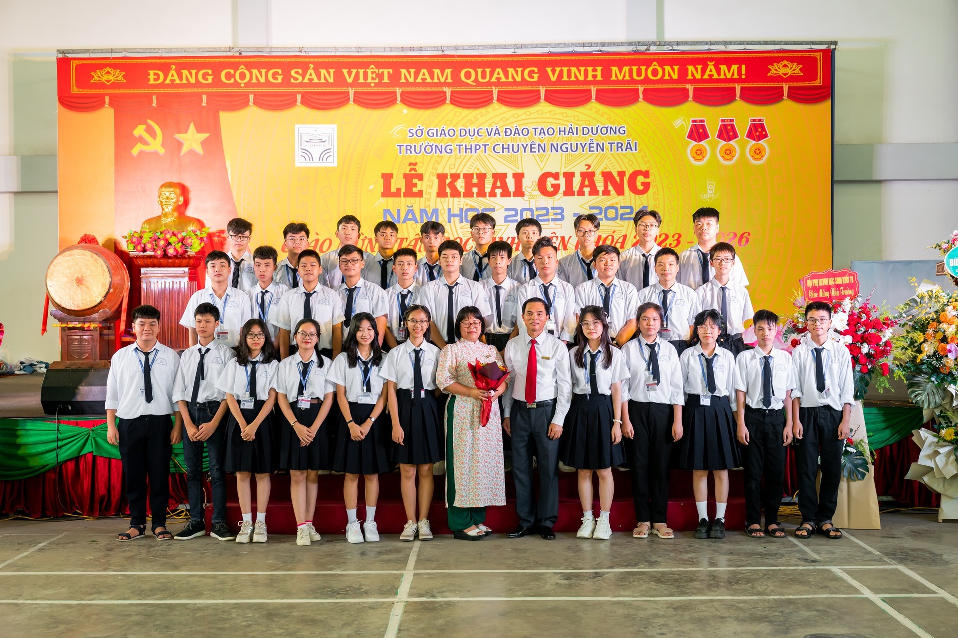 Nhấn để phóng to